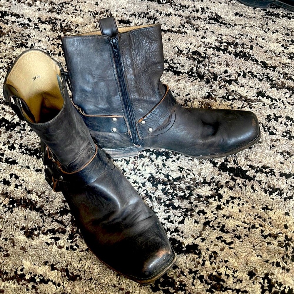Mens Distressed Frye boots. 11.